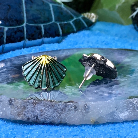 Clamshell Earrings ( Green ) - Picture 2 of 9